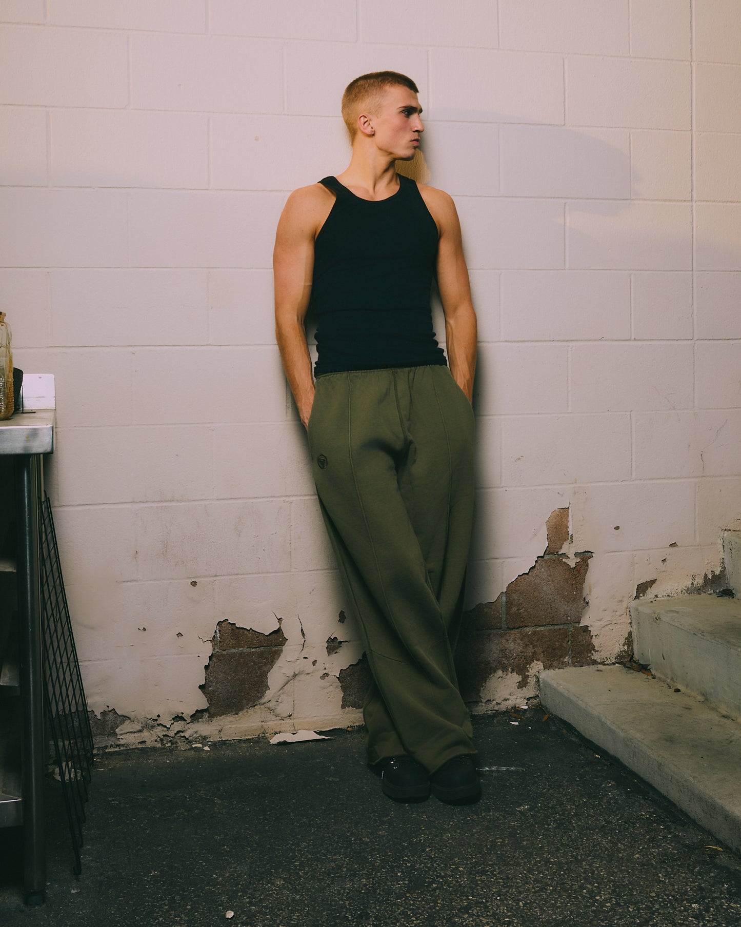 HYPLAND HEAVY WEIGHT PLEATED LOGO SWEAT PANTS (OLIVE)