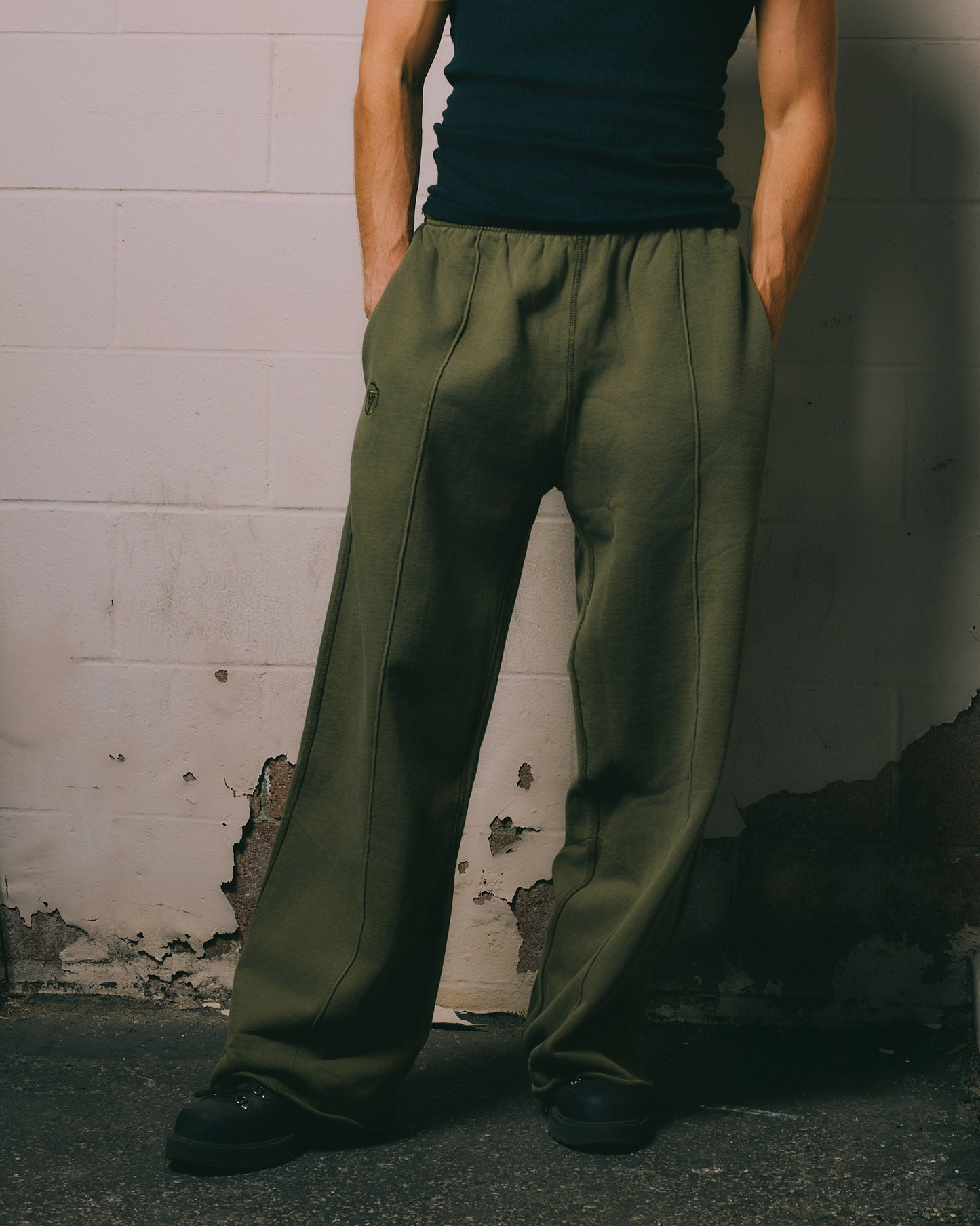 HYPLAND HEAVY WEIGHT PLEATED LOGO SWEAT PANTS (OLIVE)