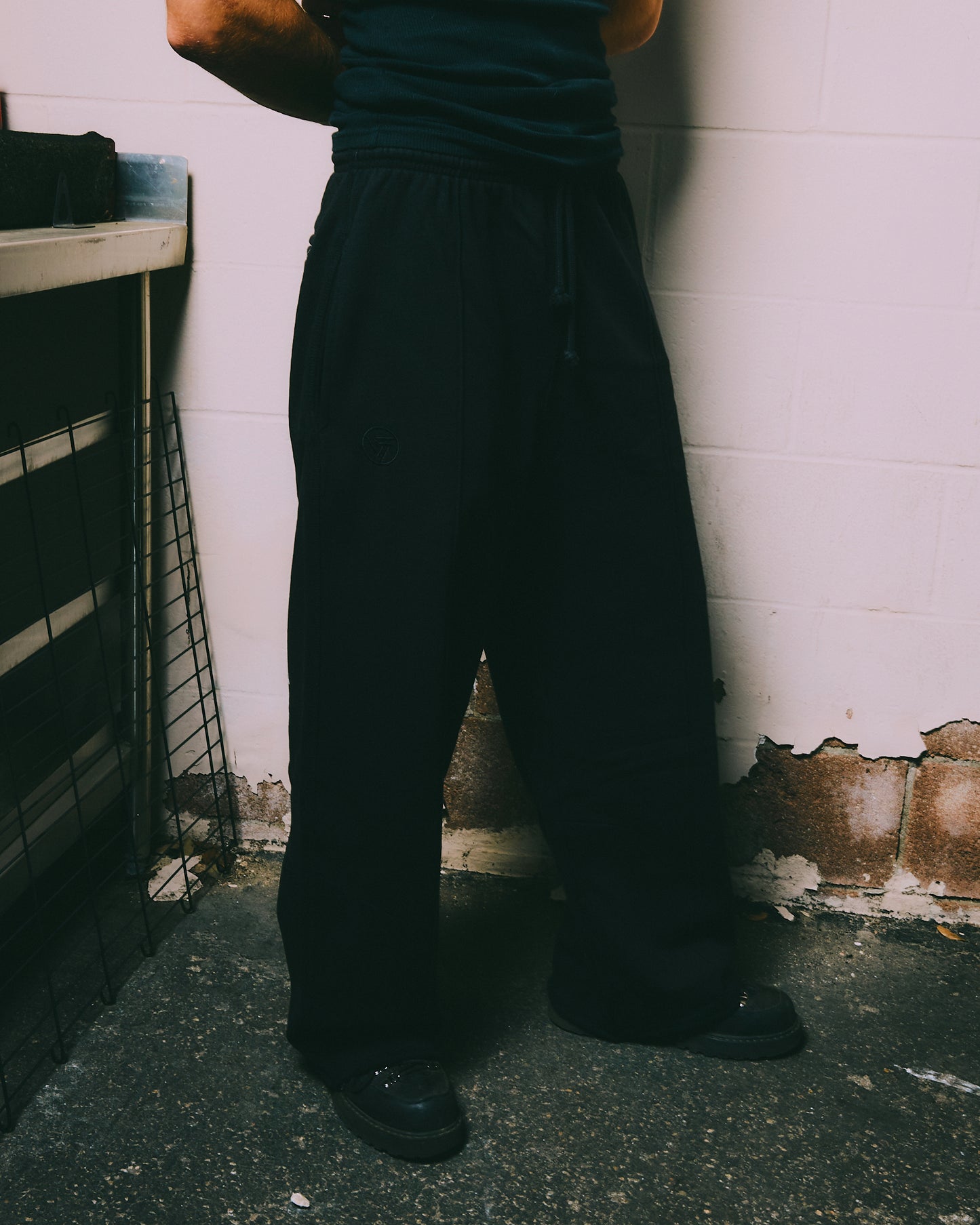HYPLAND HEAVY WEIGHT PLEATED LOGO SWEAT PANTS (BLACK)