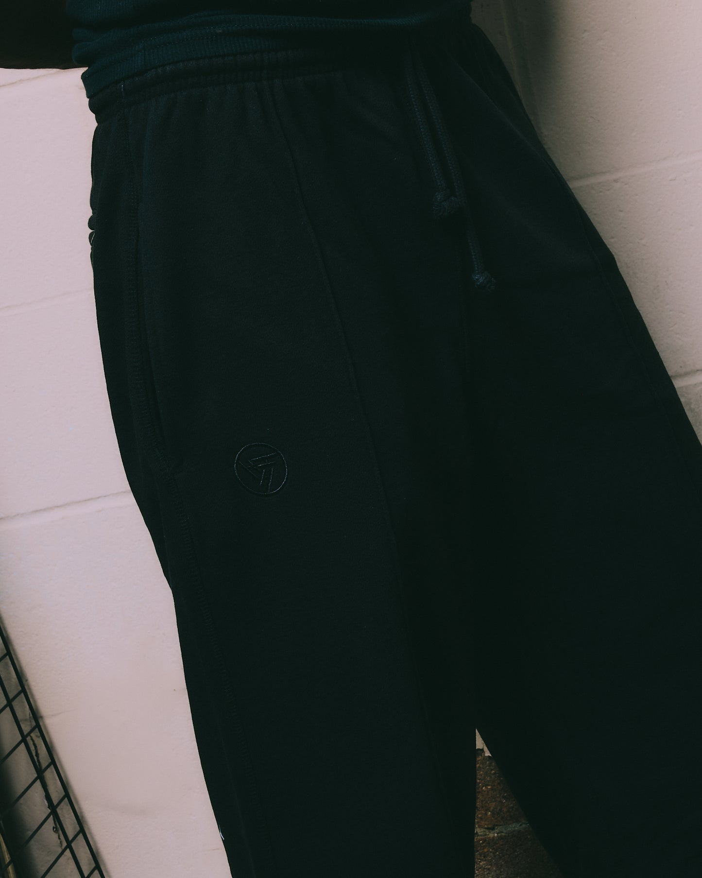 HYPLAND HEAVY WEIGHT PLEATED LOGO SWEAT PANTS (BLACK)